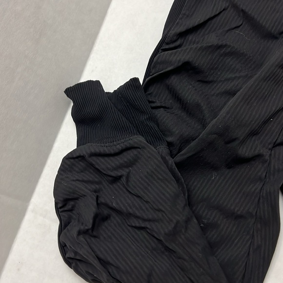 Lululemon pants size 2 - Picture 2 of 6